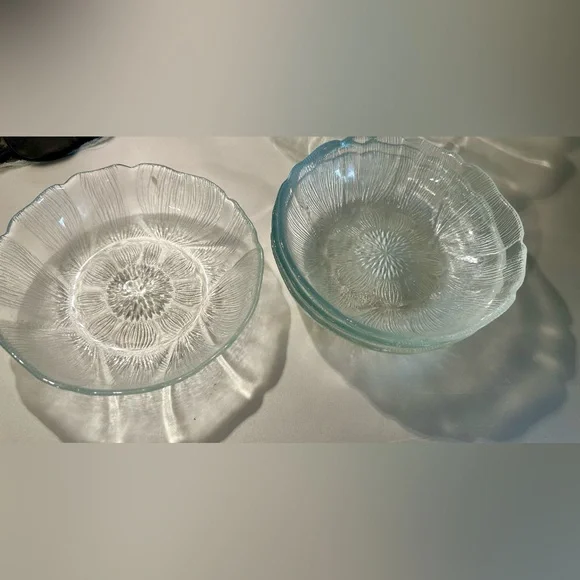 4 Arcoroc Fleur bowls/dishes. 5.75” - Picture 2 of 16